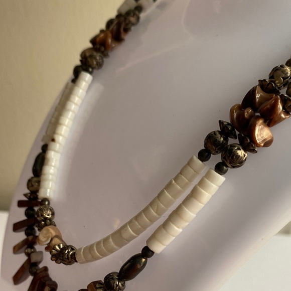 Vintage liquid silver and shell ๐ Brown and Cream Beaded Necklace - Picture 4 of 5